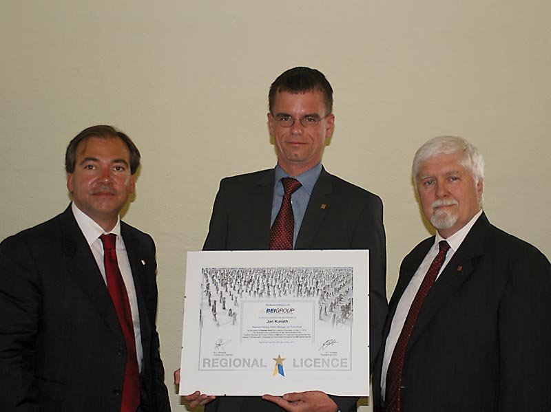 Jan Kunath (Mitte) mit den BEI-Gründern Andreas C. Fürsattel und Gil R. Ostrander